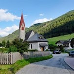 Die Wanderung zur Riesa Alm beginnt und endet bei der Jakobskirche in Weißenbach