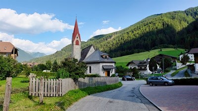 Die Wanderung zur Riesa Alm beginnt und endet bei der Jakobskirche in Weißenbach