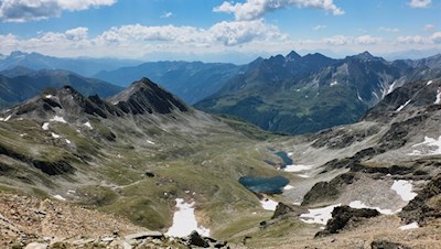 Zu unseren Füßen schimmern die abgeschiedenen Seebergseen
