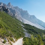 Su sentieri in leggera salita fino al rifugio Città di Carpi