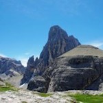 Hinter dem Sandebühel ragt die Spitze des Zwölferkofels hervor