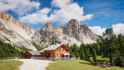 Below the Fanes hut lies the charming Little Fanes hut (Ücia Pices Fanes)
