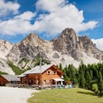 Unterhalb der Faneshütte liegt die bezaubernde Kleinfaneshütte (Ücia Pices Fanes)