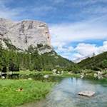 Idilliaco lago di montagna sulla strada per il rifugio Fanes