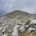 Nahezu eben quert der Neves Höhenweg die steinbeschlagene Gletscherlandschaft