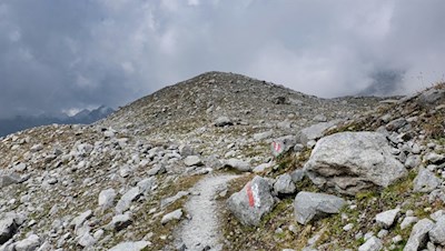 Nahezu eben quert der Neves Höhenweg die steinbeschlagene Gletscherlandschaft