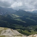 Blick auf die weitläufige Seiser Alm während des Abstiegs vom Plattkofel