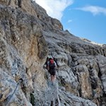 Der Anstieg auf den Col dala Pieres ist mit Halteseilen gesichert