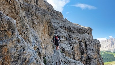 Der Anstieg auf den Col dala Pieres ist mit Halteseilen gesichert