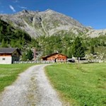 Die Göge Alm mit dem Schaflahnernock im Hintergrund