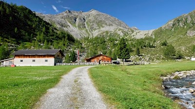 Die Göge Alm mit dem Schaflahnernock im Hintergrund