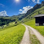 Hinter der Vaciara Hütte schlängelt sich der Weg Nr. 35 in Richtung Peitlerscharte