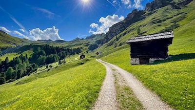 Hinter der Vaciara Hütte schlängelt sich der Weg Nr. 35 in Richtung Peitlerscharte