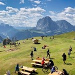 Die ausgedehnten Wiesen um die Pieralongia Hütte laden zum Genießen, Spielen und Verweilen ein