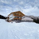 Inmitten schneebedeckter Almwiesen präsentiert sich die Glatsch Alm