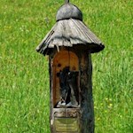 Liebevoll angelegte Bildstöcke säumen den Weg