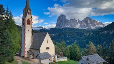 St. Jakob präsentiert sich vor malerischer Kulisse