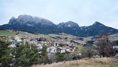 Das beschauliche Völs vor der Kulisse des Schlern, der Hammerwand und des Tschafon