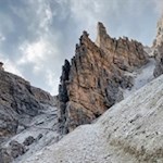 Through the Tofana scree to the Giussani mountain hut