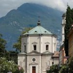 Außen schlicht, überrascht die Marienkirche in Riva mit ihrem pittoresken Inneren