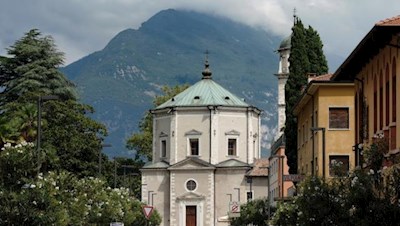 Außen schlicht, überrascht die Marienkirche in Riva mit ihrem pittoresken Inneren