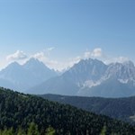 In der Ferne erheben sich bekannte Dolomitengipfel wie der Haunold