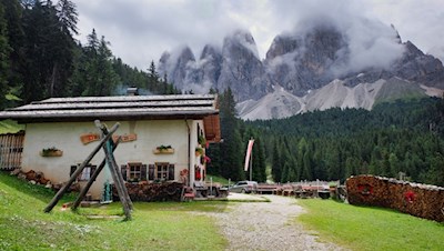 Vor-der-Kulisse-der-Geislerspitzen-zur-Dusler-Alm