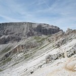 Der Weg führt am Fuße des wuchtigen Col dala Pieres vorbei