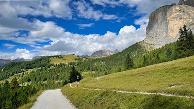 In uno scenario pittoresco, il sentiero conduce alla baita Ciavaz