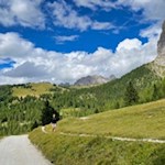 Vor malerischer Kulisse zieht sich der Weg zur Ciavaz Hütte
