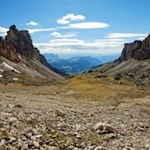 Blick ins Chedultal und auf den in der Ferne auftauchenden Schlern
