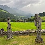 Skulpturen säumen den Weg zu den Luttacher Wasserfällen