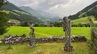 Skulpturen säumen den Weg zu den Luttacher Wasserfällen