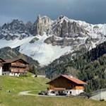 Vor der Kulisse der Geisler führt der Panoramaweg an verstreuten Höfen vorbei
