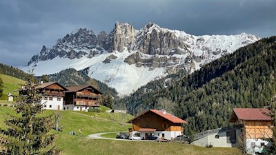 Vor der Kulisse der Geisler führt der Panoramaweg an verstreuten Höfen vorbei
