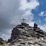 Das-Gipfelkreuz-des-2-999-m-hohen-Kraxentrager