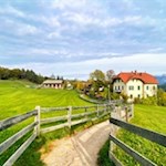 Der Weg führt an nostalgischen Sommerfrischehäusern vorbei