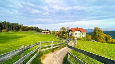 The hiking path passes nostalgic summer residencies