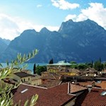 Wo sich alpine und mediterrane Landschaft vermählen: Torbole im Norden des Gardasees