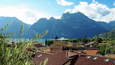 Wo sich alpine und mediterrane Landschaft vermählen: Torbole im Norden des Gardasees