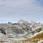 Vor der Kulisse der Puezspitze in Richtung Puezhütte