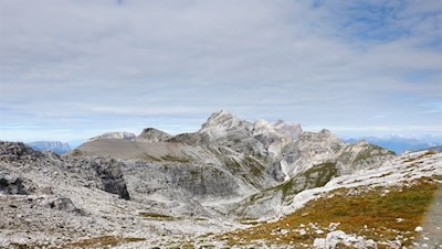 Vor der Kulisse der Puezspitze in Richtung Puezhütte