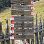 Neben dem Gasthaus Kofler am Kofl zweigt der Koflsteig in Richtung Platten ab