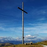 Das schlichte Gipfelkreuz des Maurerbergs wurde vom damaligen Bischof Gargitter eingeweiht