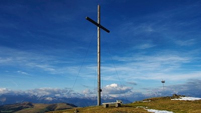 Das schlichte Gipfelkreuz des Maurerbergs wurde vom damaligen Bischof Gargitter eingeweiht