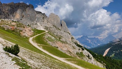 Attraverso la pista da sci deserta fino al Lagaccio piccolo