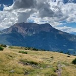 Neben uns ragen der Villanderer Berg und die Sarner Scharte in die Höhe