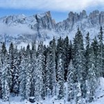 Am Karersee öffnen sich malerische Ausblicke auf den Latemar