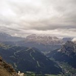 Unter uns liegt das Höhenkirchlein La Crusc