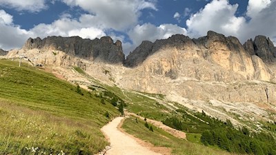 Mit Blick auf den Rosengarten zur Kölner Hütte